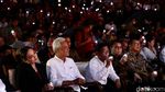 Potret Kompak Ganjar-Mahfud Hadiri Konser Lilin Putih
