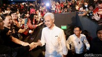 Capres dan cawapres nomor urut 3, Ganjar Pranowo dan Mahfud Md tiba di Balai Sarbini, Jakarta. Keduanya menghadiri perayaan Natal dan Tahun baru Konser Lilin Putih Indonesia Damai Indonesia Lebih Baik.
