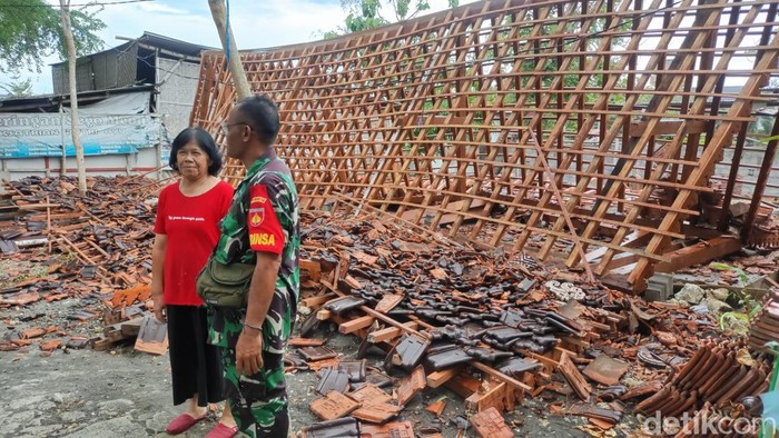 Potret rumah roboh di Jeruksari, Wonosari, Gunungkidul roboh disapu angin kencang, Rabu (3/1/2024).
