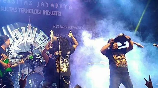 Power Metal merupakan band heavy metal asal Surabaya. Menurut Log Zhelebour, Power Metal adalah band heavy pertama yang sukses secara industri.