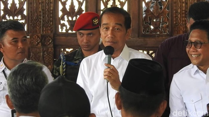 Presiden Joko Widodo (Jokowi) bertemu dengan para Kades se-Banjarnegara di Desa Pagak, Kecamatan Purwareja, Klampok, Kabupaten Banjarnegara, Rabu (3/1/2024).