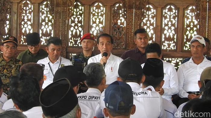 Presiden Joko Widodo (Jokowi) bertemu dengan para Kades se-Banjarnegara di Desa Pagak, Kecamatan Purwareja, Klampok, Kabupaten Banjarnegara, Rabu (3/1/2024).