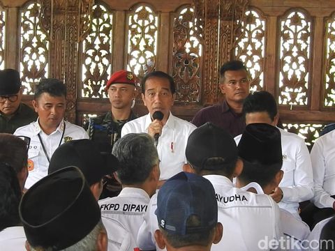 Presiden Joko Widodo (Jokowi) bertemu dengan para Kades se-Banjarnegara di Desa Pagak, Kecamatan Purwareja, Klampok, Kabupaten Banjarnegara, Rabu (3/1/2024).
