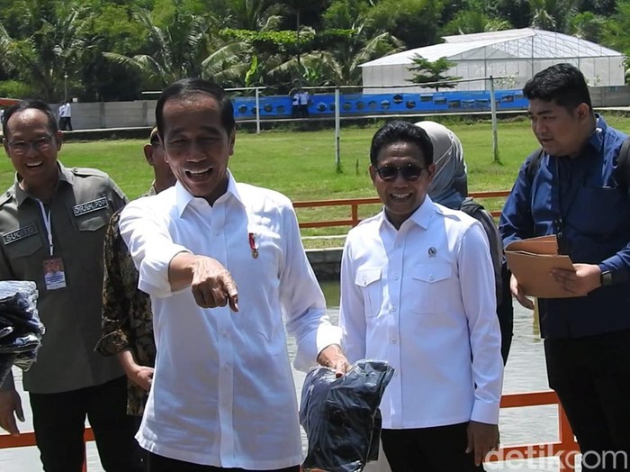 Presiden Joko Widodo (Jokowi) bertemu dengan para Kades se-Banjarnegara di Desa Pagak, Kecamatan Purwareja, Klampok, Kabupaten Banjarnegara, Rabu (3/1/2024).
