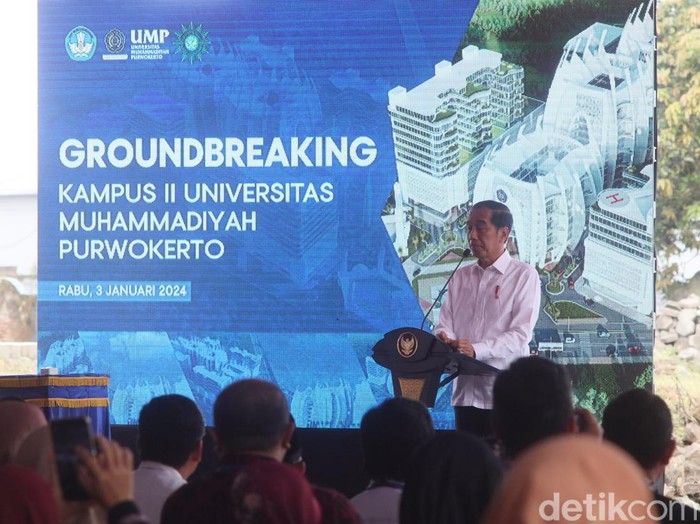 Presiden Jokowi memberikan sambutan saat acara ground breaking kampus 2 Universitas Muhammadiyah Purwokerto (UMP) di Kabupaten Banyumas, Rabu (3/1/2024).