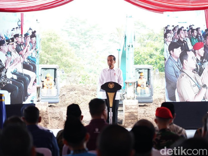 Presiden Jokowi memberikan sambutan saat acara ground breaking kampus 2 Universitas Muhammadiyah Purwokerto (UMP) di Kabupaten Banyumas, Rabu (3/1/2024).