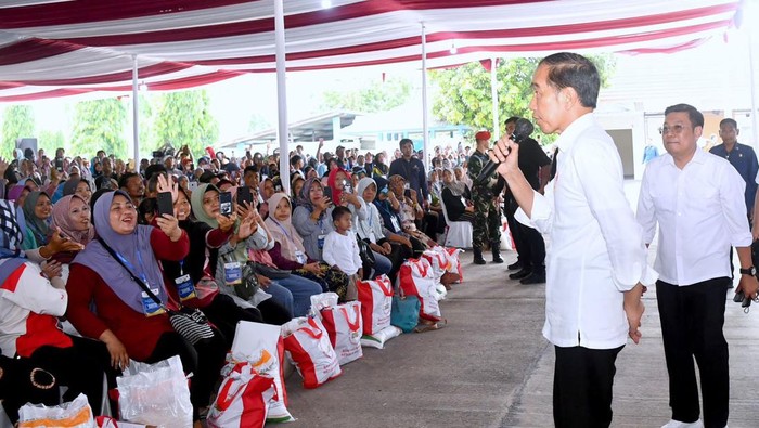 Presiden Jokowi menemui warga penerima manfaat di sela kunjungan kerjanya di Jateng. Dia memastikan bantuan langsung tunai (BLT) El Nino sampai ke warga. (Rusman - Biro Pers Setpres)