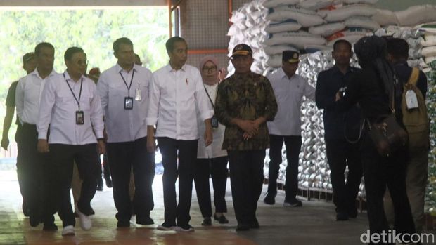 Presiden Jokowi mengecek ketersediaan beras di Gudang Bulog Klahang, Kecamatan Sokaraja, Kabupaten Banyumas, Rabu (3/1/2024).