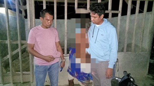 Pria berinisial FH yang bikin onar sembari mengacungkan sangkur saat mabuk ditangkap di kandang kuda di Dompu, NTB, Selasa (2/1/2024). (Foto: Istimewa)