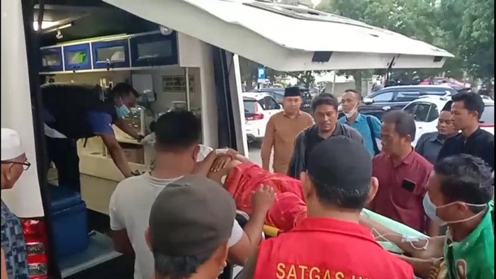 Proses evakuasi Muarah, relawan Prabowo di Sampang yang ditembak OTK.
