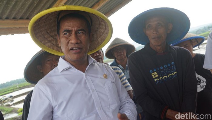 Menteri Pertanian, Andi Amran Sulaiman saat menjawab pertanyaan wartawan di Desa Sokaraja Kidul, Kecamatan Sokaraja, Kabupaten Banyumas, Rabu (3/1/2024).