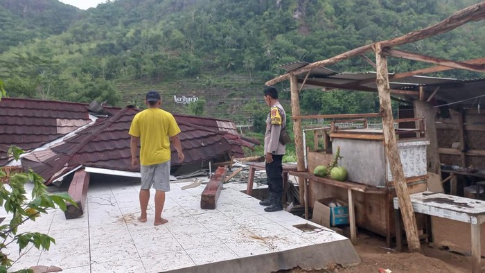 Salah satu warung di Pedukuhan Jetis, Selopamioro, Imogiri, Bantul yang roboh akibat angin puting beliung, Rabu (3/1/2024).