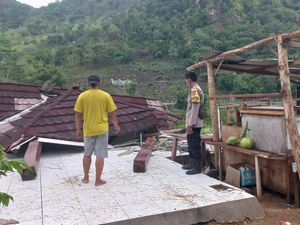 Kena Puting Beliung, Warung di Selopamioro Bantul Ambruk