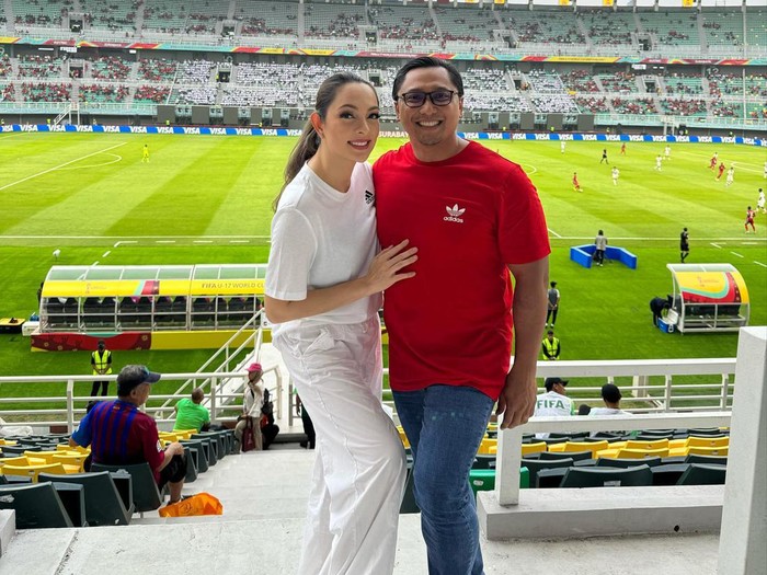 Reisa Broto Asmoro dan suami