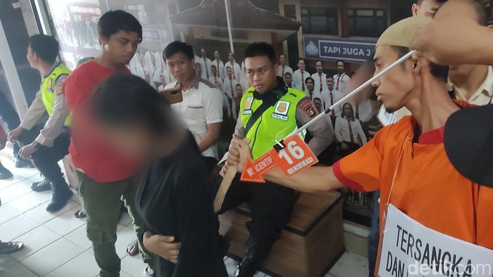 Rekonstruksi pembunuhan calon pengantin Farid dan penikaman Aguspita oleh Dani di Polrestabes Palembang.