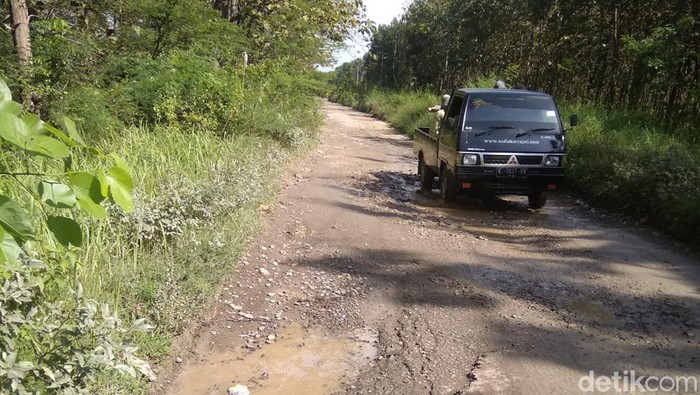 Ruas jalan Cabak-Bleboh di Blora yang rusak parah. Foto diambil Rabu (3/1/2024).
