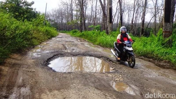 Ruas jalan Cabak-Bleboh di Blora yang rusak parah. Foto diambil Rabu (3/1/2024).