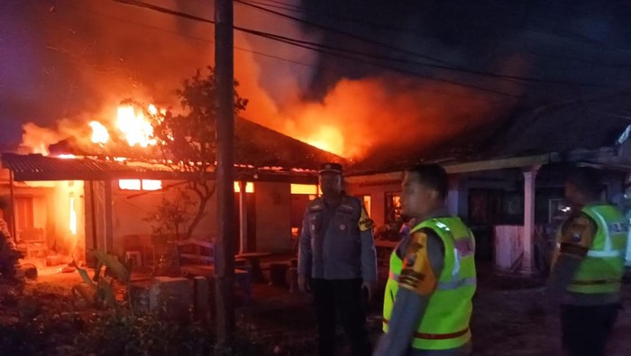 Rumah di Desa Tawangsari, Garum, Kabupaten Blitar terbakar