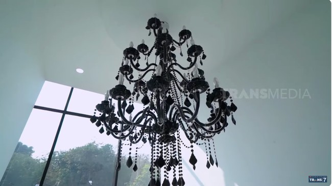 Lampu kristal tetap menghiasi, tapi kali ini dalam warna hitam yang senada. Harganya pun tak beda jauh dengan di klinik. (Foto: YouTube/Trans7 Official)