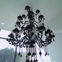 Lampu kristal tetap menghiasi, tapi kali ini dalam warna hitam yang senada. Harganya pun tak beda jauh dengan di klinik. (Foto: YouTube/Trans7 Official)