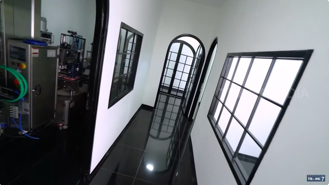 Warna monokrom hitam-putih mendominasi. Ruang produksi diisi mesin pembuat produk kosmetik berharga ratusan juta rupiah, demikian klaim Tuti. (Foto: YouTube/Trans7 Official)