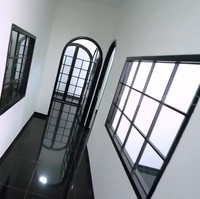 Warna monokrom hitam-putih mendominasi. Ruang produksi diisi mesin pembuat produk kosmetik berharga ratusan juta rupiah, demikian klaim Tuti. (Foto: YouTube/Trans7 Official)