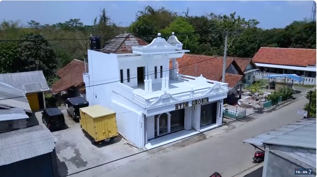 Tuti dan suaminya jug memiliki properti lain, yang difungsikan sebagai rumah dan kantor. Beda dari bangungan sebelumnya, kali ini nuansa klasik dengan dominasi warna emas menjadi pilihan mereka. (Foto: YouTube/Trans7 Official)