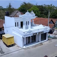 Tuti dan suaminya jug memiliki properti lain, yang difungsikan sebagai rumah dan kantor. Beda dari bangungan sebelumnya, kali ini nuansa klasik dengan dominasi warna emas menjadi pilihan mereka. (Foto: YouTube/Trans7 Official)