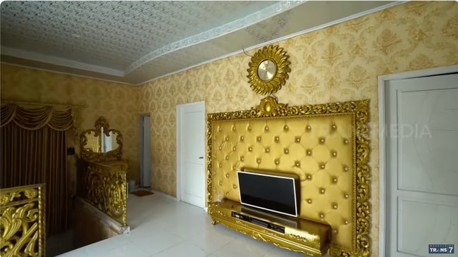 Interior pun disesuaikan. Sampai wallpaper juga senada dengan tema klasiknya. (Foto: YouTube/Trans7 Official)