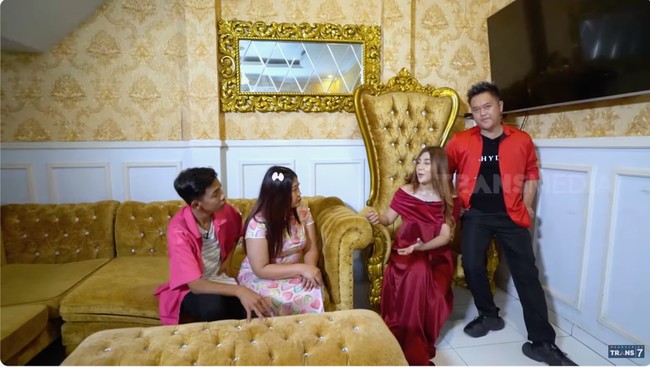 Area kantor berada di bawah. “Kami mulai bisnis kosmetik dengan modal Rp 500.000. Aku beli kosmetik-kosmetik, terus aku jual lagi,” katanya.  (Foto: YouTube/Trans7 Official)