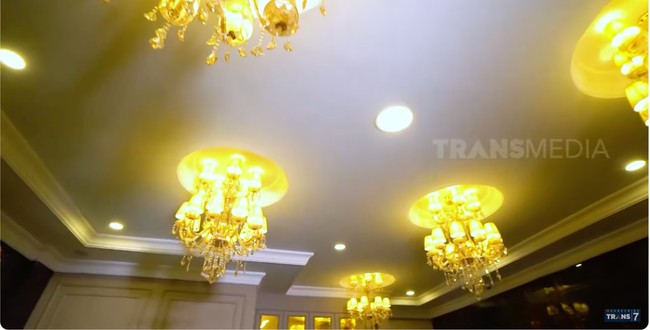 Mereka memiliki beberapa properti di kawasan tersebut. Bangunan pertama difungsikan sebagai salon dan klinik kecantikan. Lampu gantung kristal menghiasi langit-langitnya. “Total harganya Rp 150 juta,” ungkap Tuti saat muncul di program Sobat Misqueen Trans7. (Foto: YouTube/Trans7 Official)