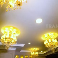 Mereka memiliki beberapa properti di kawasan tersebut. Bangunan pertama difungsikan sebagai salon dan klinik kecantikan. Lampu gantung kristal menghiasi langit-langitnya. “Total harganya Rp 150 juta,” ungkap Tuti saat muncul di program Sobat Misqueen Trans7. (Foto: YouTube/Trans7 Official)