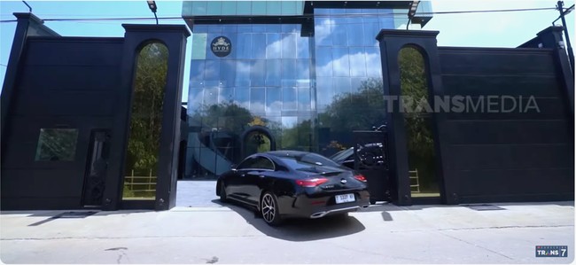 Tuti juga memiliki pabrik yang tak jauh dari klinik yang diklaimnya memakan biaya pembangunan hingga Rp 5 miliar itu. Tampak luar bangunan tersebut lebih menyerupai gedung perkantoran dengan arsitektur bergaya modern. (Foto: YouTube/Trans7 Official)