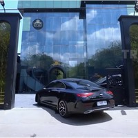 Tuti juga memiliki pabrik yang tak jauh dari klinik yang diklaimnya memakan biaya pembangunan hingga Rp 5 miliar itu. Tampak luar bangunan tersebut lebih menyerupai gedung perkantoran dengan arsitektur bergaya modern. (Foto: YouTube/Trans7 Official)