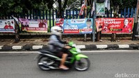 Wajah-wajah caleg DPRD kabupaten, DPRD provinsi, hingga DPR RI mudah ditemui di batang pohon.   