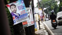 APK caleg terpasang di pohon kawasan Arteri Pondok Indah, Tanah Kusir, sampai Bintaro, Jakarta, Rabu (3/1/2024).