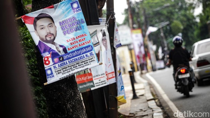 Alat peraga kampanye (APK) seperti spanduk, poster, dan sejenisnya milik para caleg terpaku di pohon. Tidak hanya satu dua pohon, tetapi menjamur di mana-mana.