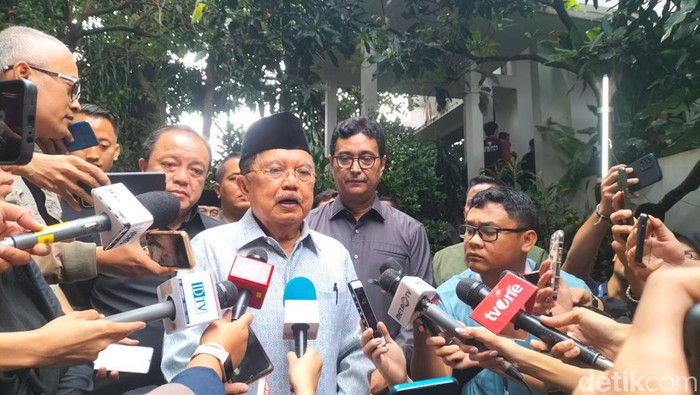 Sandiaga Uno hingga Jusuf Kalla melayat ke rumah duka Rizal Ramli (Annisa Aulia/detikcom)