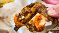 Chicken wings di sini juga berhasil menggugah selera kami. Disajikan 4 potong sayap ayam yang dipanggang kering dengan bumbu asin pedas melimpah. Bumbunya meresap hingga ke daging membuat rasa gurih dan pedasnya pas di lidah. Foto: detikFood/Yenny Mustika Sari