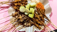 Sate asin pedas menjadi andalan warung sate ini. Kami mencoba varian daging sapi dan ayam. Menurut kami, bumbu asin pedas ini lebih cocok untuk daging sapi dibandingkan daging ayamnya. Foto: detikFood/Yenny Mustika Sari