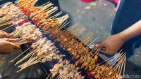 Sejak buka pukul 18.30, warung Mas Eco ini tak berhenti membakar sate. Dalam sehari bisa menghabiskan ribuan tusuk, apalagi saat akhir pekan tiba bisa mencapai 3.000 tusuk sate. Foto: detikFood/Yenny Mustika Sari