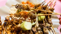 Namun, sate asin pedas ini menurut kami kurang cocok dipadukan dengan sambalnya. Rasa pedasnya memang lebih nendang di lidah, tapi jadi tidak seimbang. Kami lebih menyukai varian sate sapi asin. Foto: detikFood/Yenny Mustika Sari