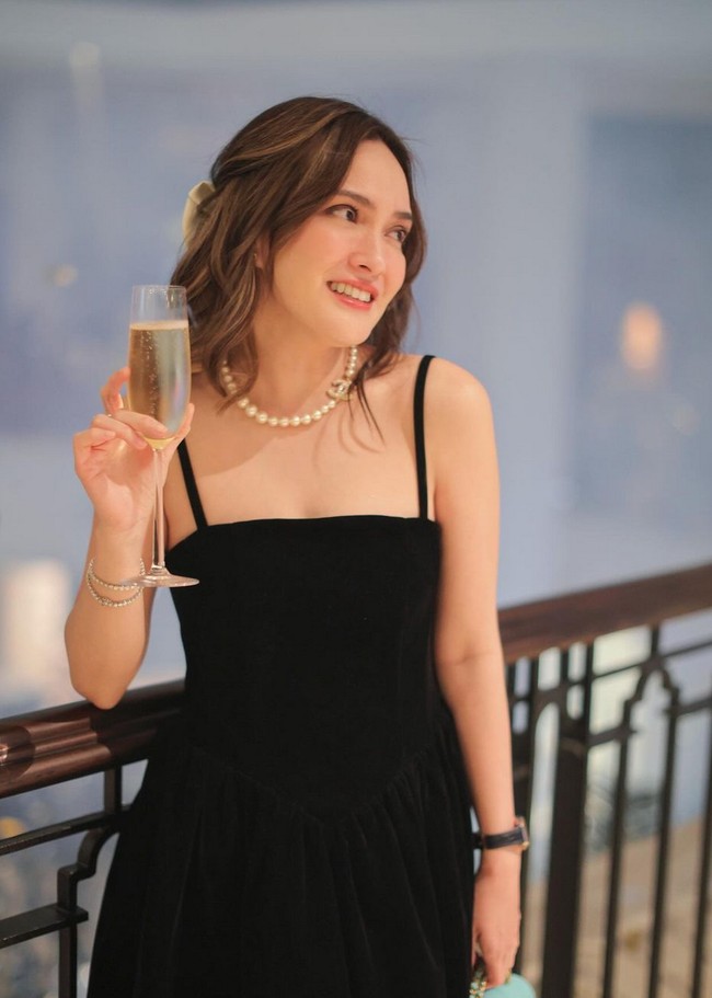 Aktris sekaligus pengusaha berusia 36 tahun ini memakai kalung mutiara dari koleksi Chanel. Kalung pun terlihat simpel dengan liontin berbentuk logo Chanel. Foto: Instagram/@shandyaulia