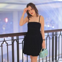 Tas yang dibawanya juga datang dari brand Chanel, yakni mini flap bag warna hijau teal. Dia pun mengenakan flat shoes dari brand yang sama. Foto: Instagram/@shandyaulia