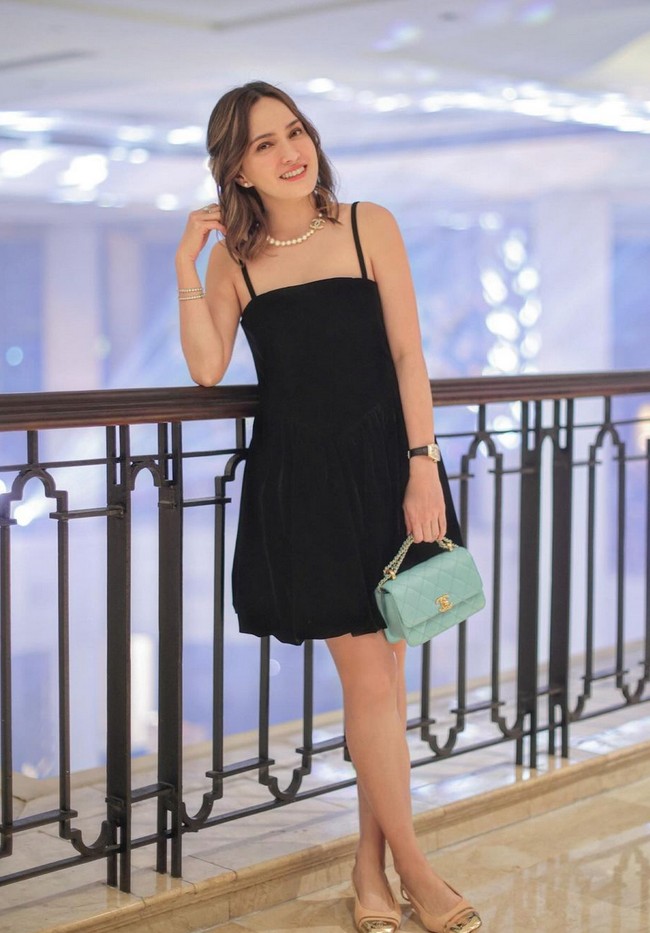 Shandy Aulia tampak mengenakan little black dress dengan tali model spaghetti. Gaun minimalis itu dipadukan dengan beberapa aksesori dari brand fashion high-end. Foto: Instagram/@shandyaulia