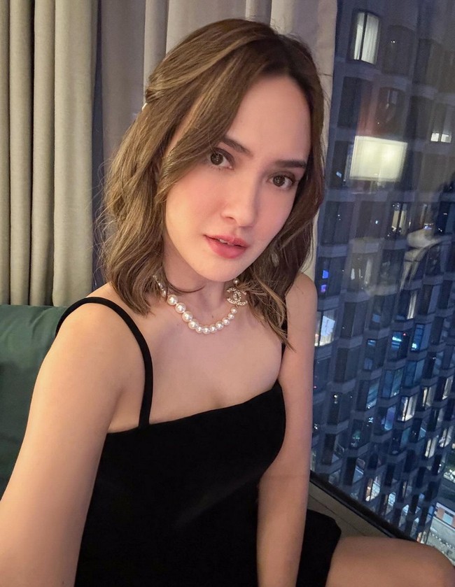 Shandy Aulia merias wajahnya dengan makeup bernuansa pink yang membuatnya terlihat lebih segar. Sementara rambutnya ditata keriting bergelombang dan dikuncir tengah. Foto: Instagram/@shandyaulia