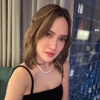 Shandy Aulia merias wajahnya dengan makeup bernuansa pink yang membuatnya terlihat lebih segar. Sementara rambutnya ditata keriting bergelombang dan dikuncir tengah. Foto: Instagram/@shandyaulia