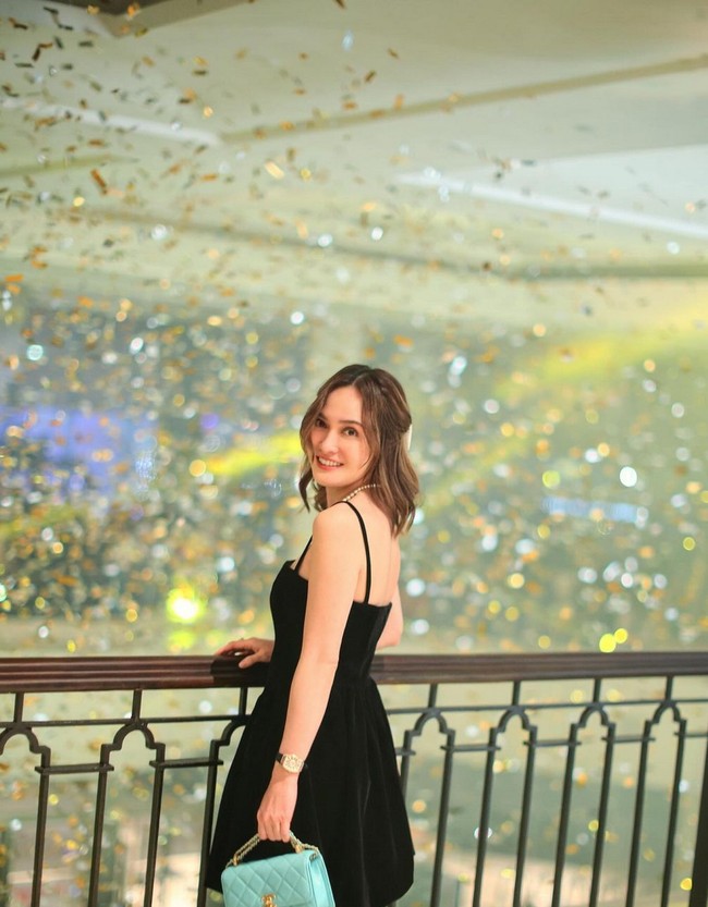 “Happy New Year 2024”, tulis Shandy Aulia di caption foto Instagram terbaru yang diunggah Senin (1/1/2024). Ibu satu anak ini tampak berpose di sebuah balkon dengan latar belakang confetti emas yang bertebaran. Foto: Instagram/@shandyaulia