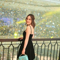 “Happy New Year 2024”, tulis Shandy Aulia di caption foto Instagram terbaru yang diunggah Senin (1/1/2024). Ibu satu anak ini tampak berpose di sebuah balkon dengan latar belakang confetti emas yang bertebaran. Foto: Instagram/@shandyaulia