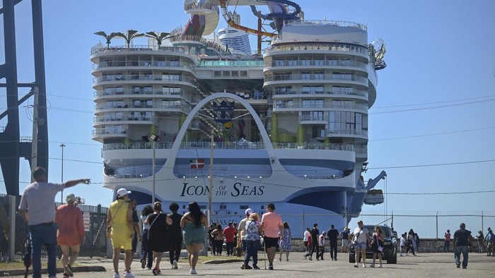 Siap Debut di Lautan, Kapal Icon of The Seas 5 Kali Lebih Besar dari Titanic Icon of the Seas cruise ship is docked after arriving in Ponce, Puerto Rico, Tuesday, Jan. 2, 2024, as part of its trial voyage and certification process. (AP Photo/Miguel J. Rodriguez Carrillo)